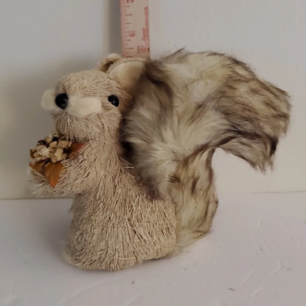 Fall Vintage Straw Animal Squirrel With Big Fluffy Tail And Basket - Picture 5 of 5